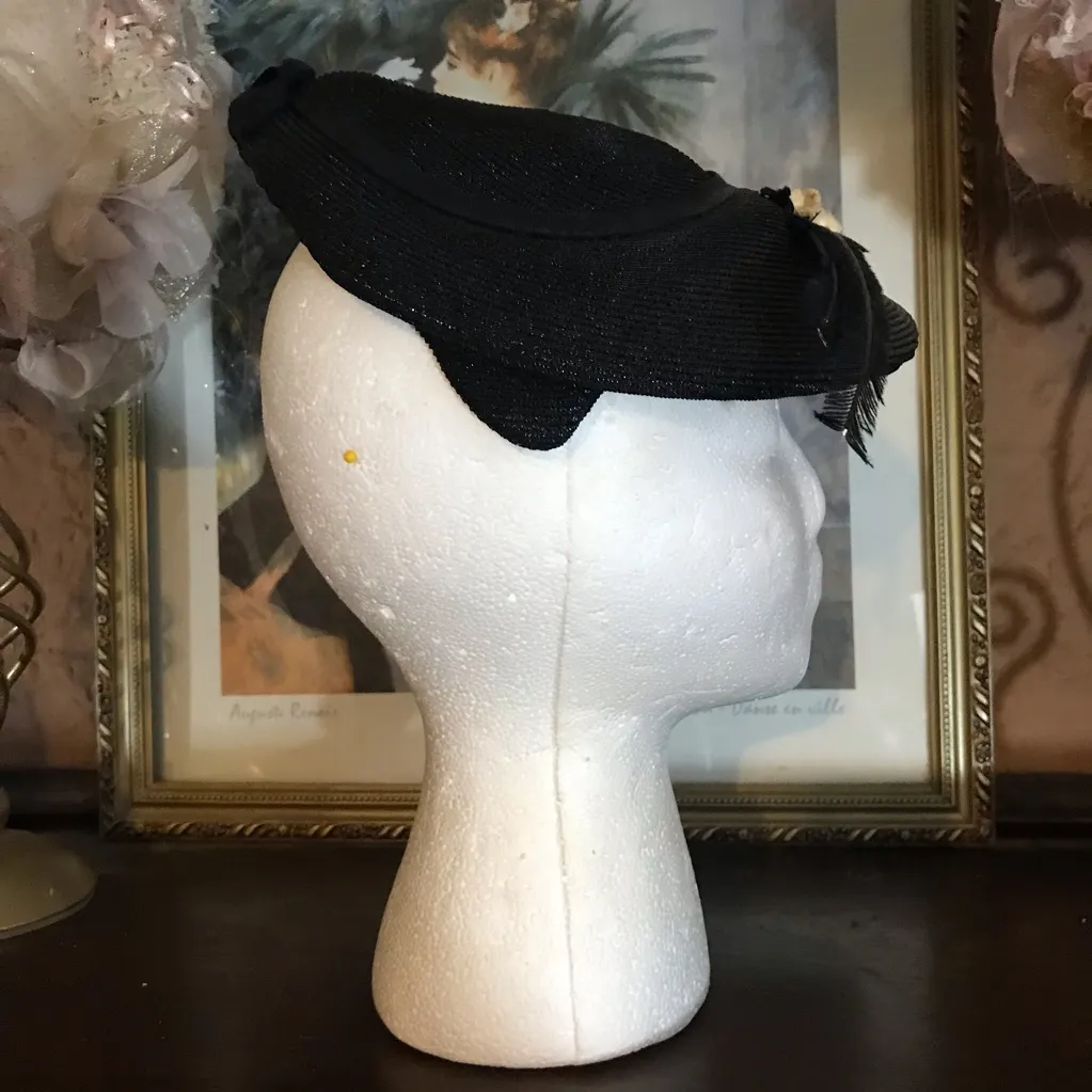 VINTAGE 1960'S BLACK COATED RATTAN HAT WITH ROSETTE AND PLASTIC FEATHER - Image 7