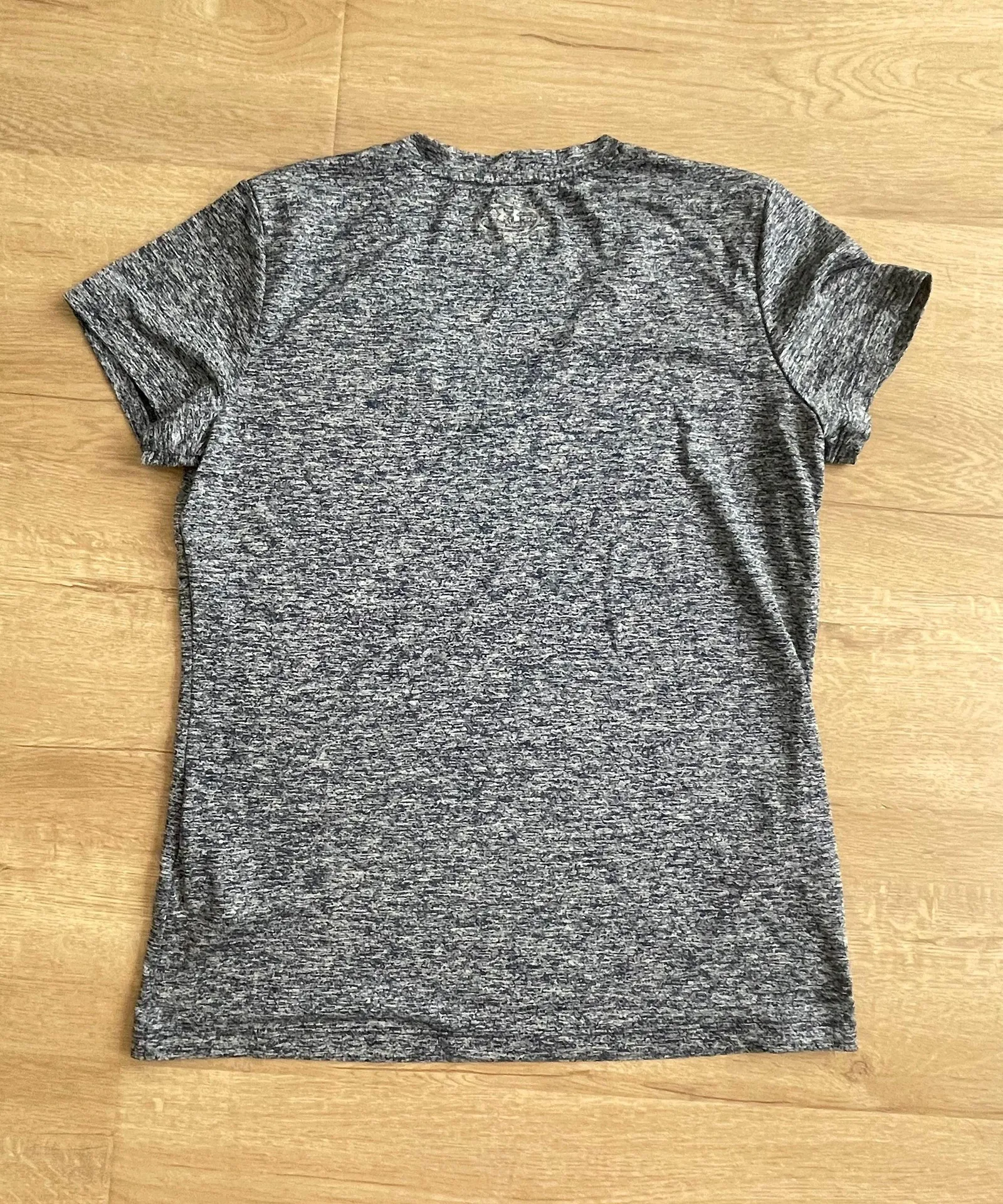 UA Tech™ V-Neck SS Shirt S/M - Image 2