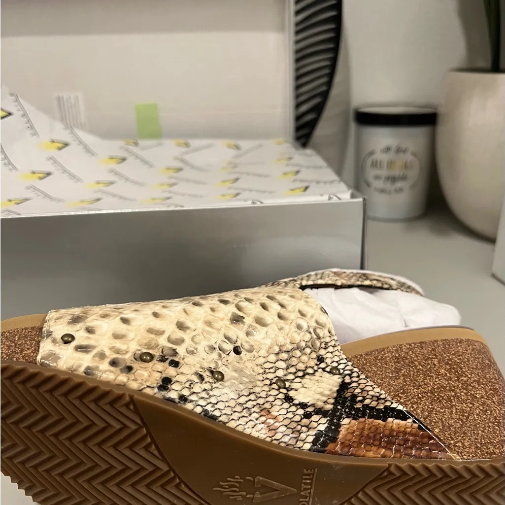 Volatile Snakeskin Wedge Sandals Size 9 Tan - Image 2