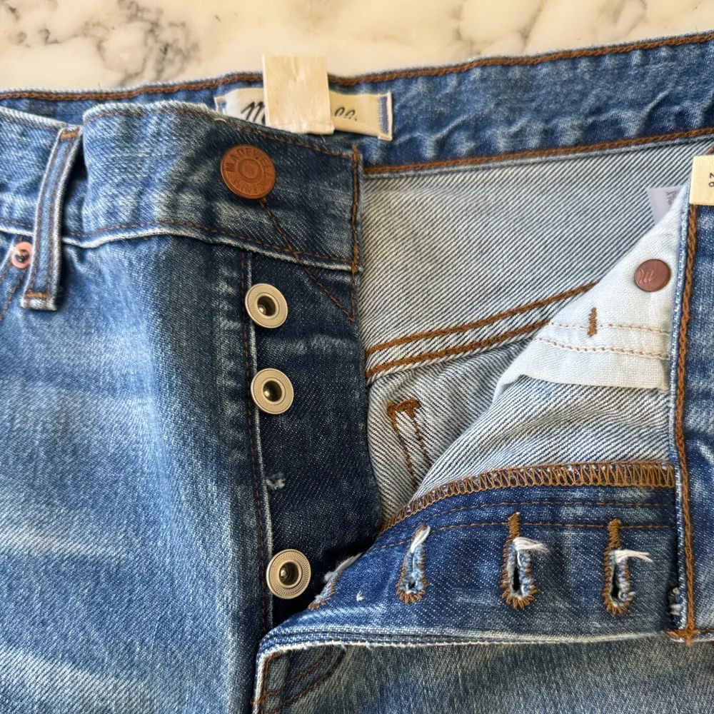 NWT Madewell Long Denim Shorts in Pedersen Wash 26 missing interior button - Image 9
