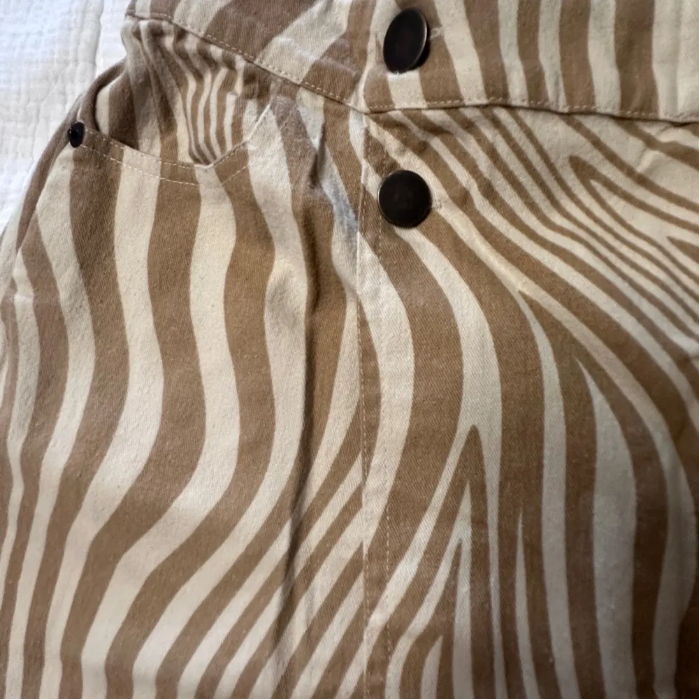 Japna Skirt Shorts with an elastic waist in back size large - Image 3