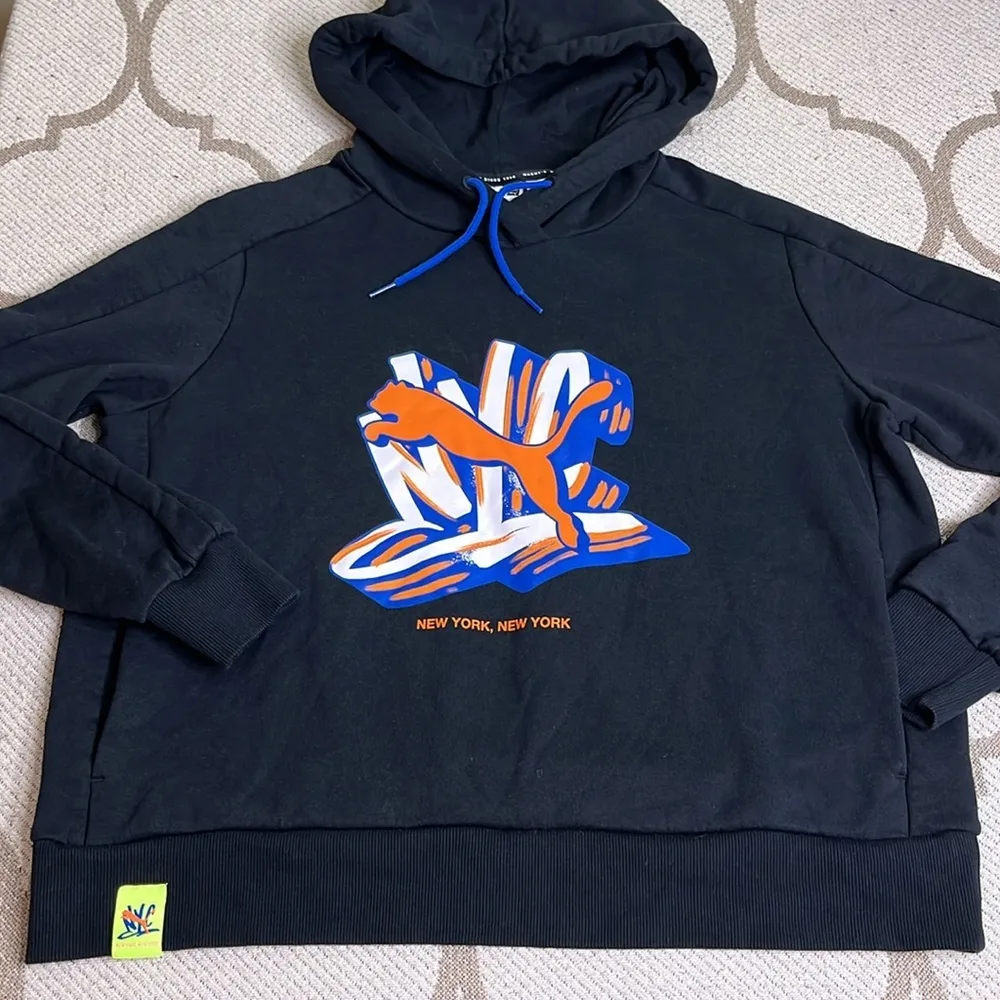 Puma New York City Long Sleeve Hoodie Sweatshirt front pockets - Image 3