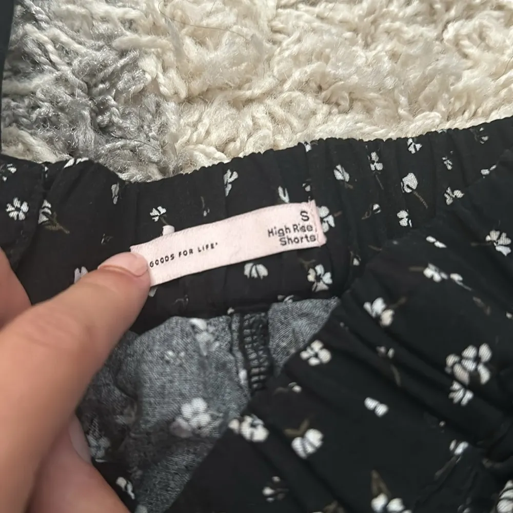 Flower patterned flowy shorts with tie - Image 2