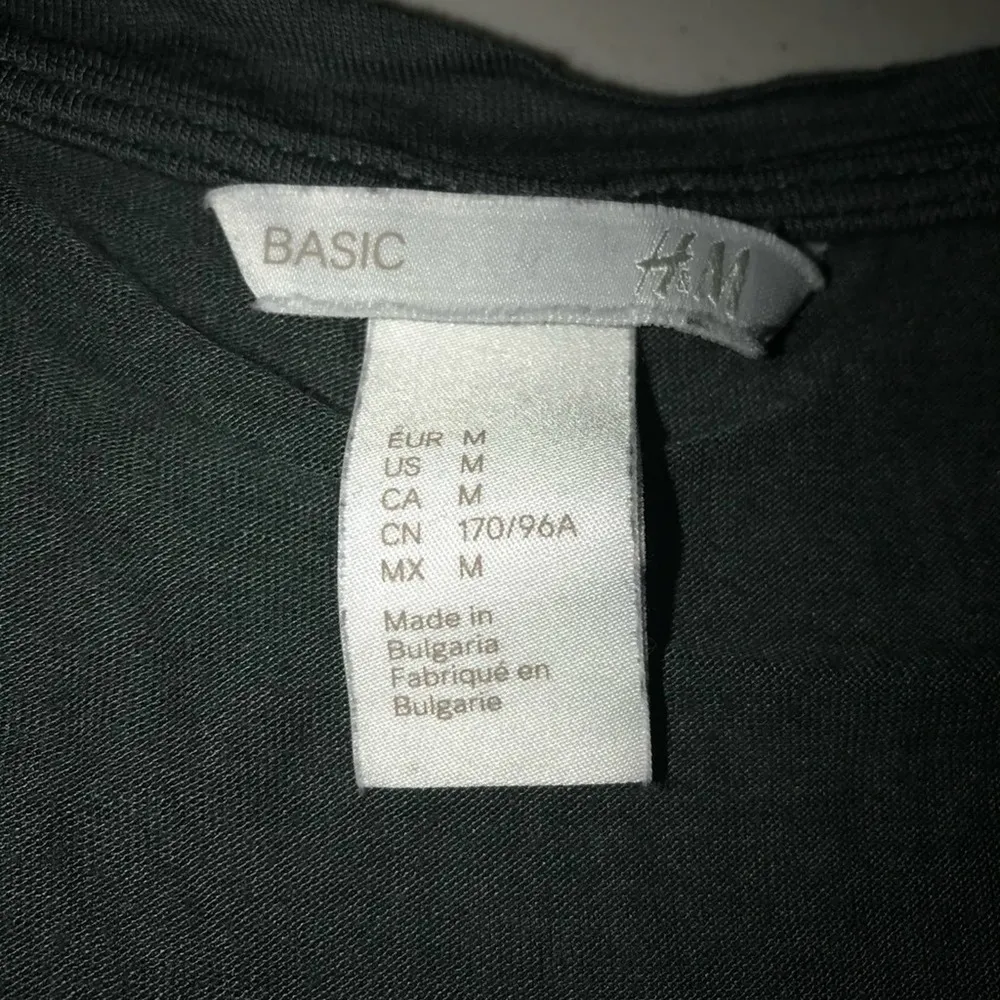 H&M BASIC DARK GRAY SOFT LIGHTWEIGHT V-NECK PULLOVER TOP MEDIUM - Image 3