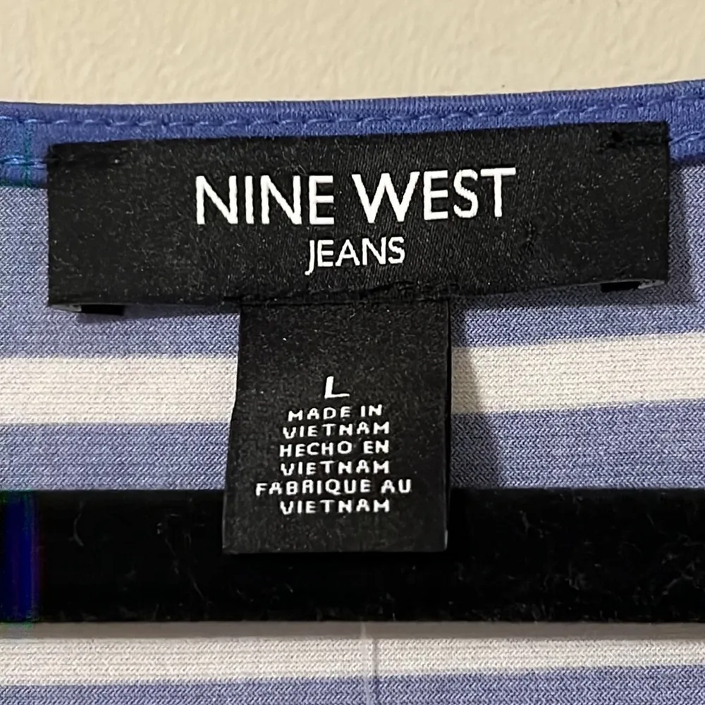 Nine West size large women’s blue white striped Lizzy v-neck 3/4 sleeve blouse - Image 4