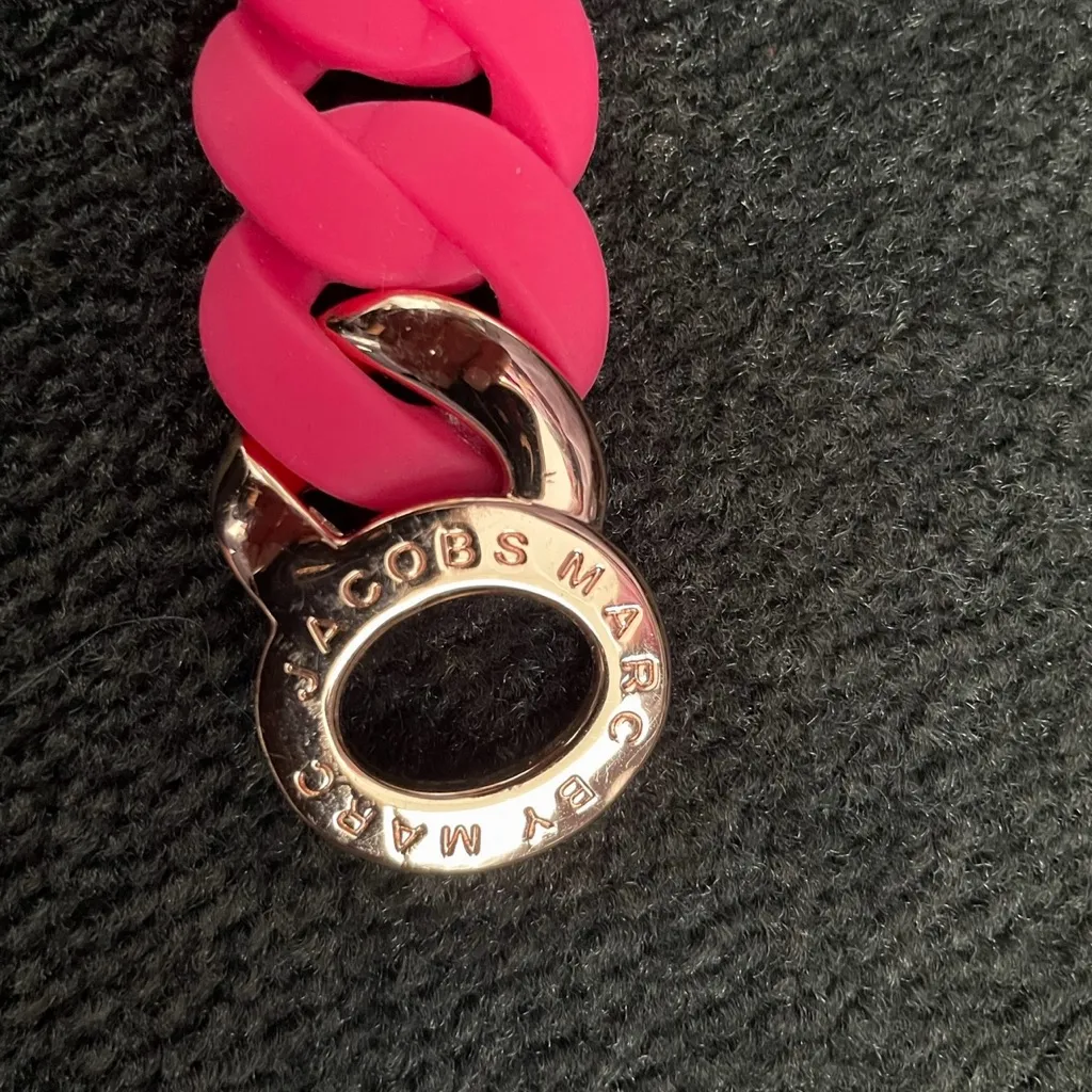 Marc by Marc Jacobs Pink Turnlock Rubber Bracelet - Image 8