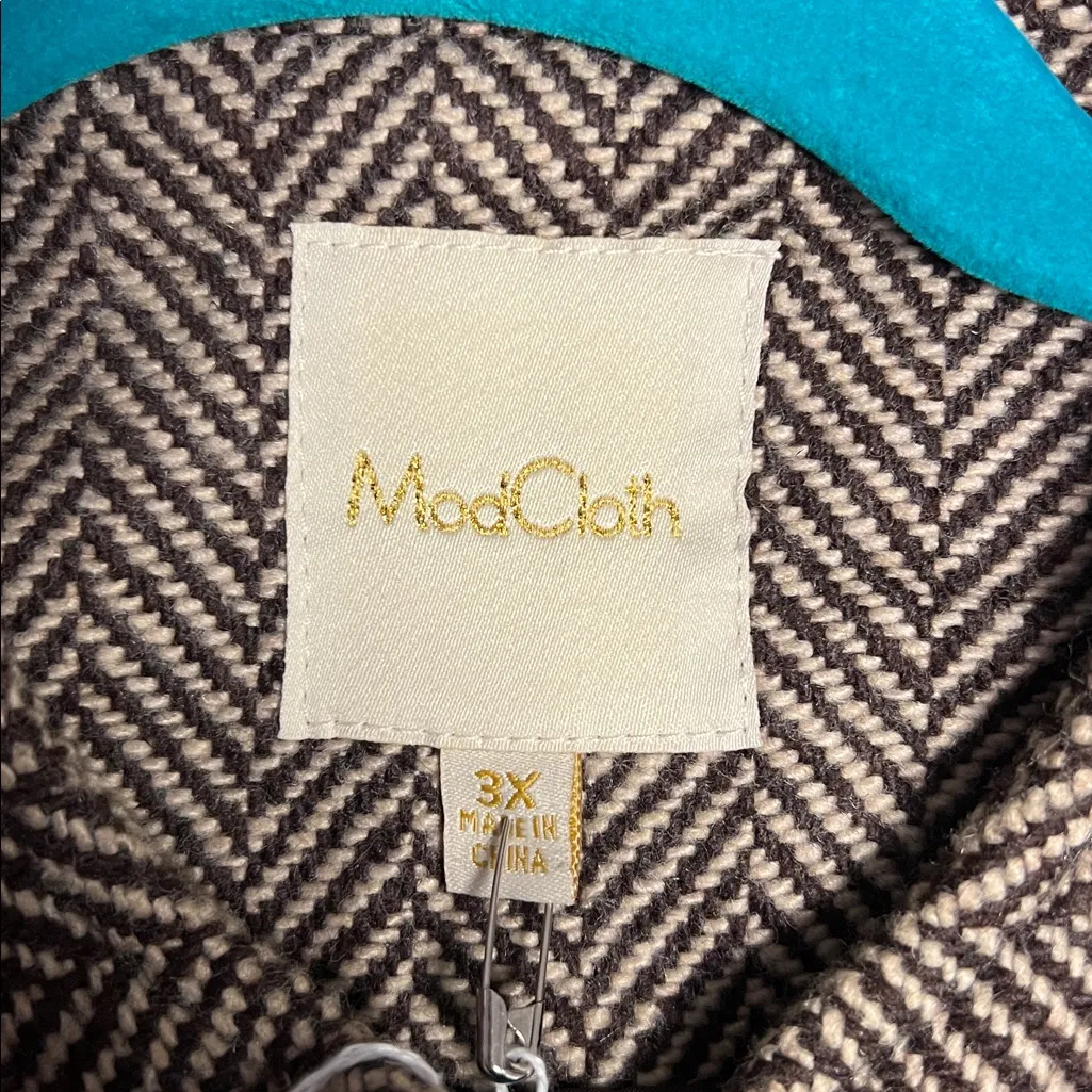 ModCloth Women’s Brown Herringbone Wool Blend Cape with Front Buttons. Size: 3XL - Image 2