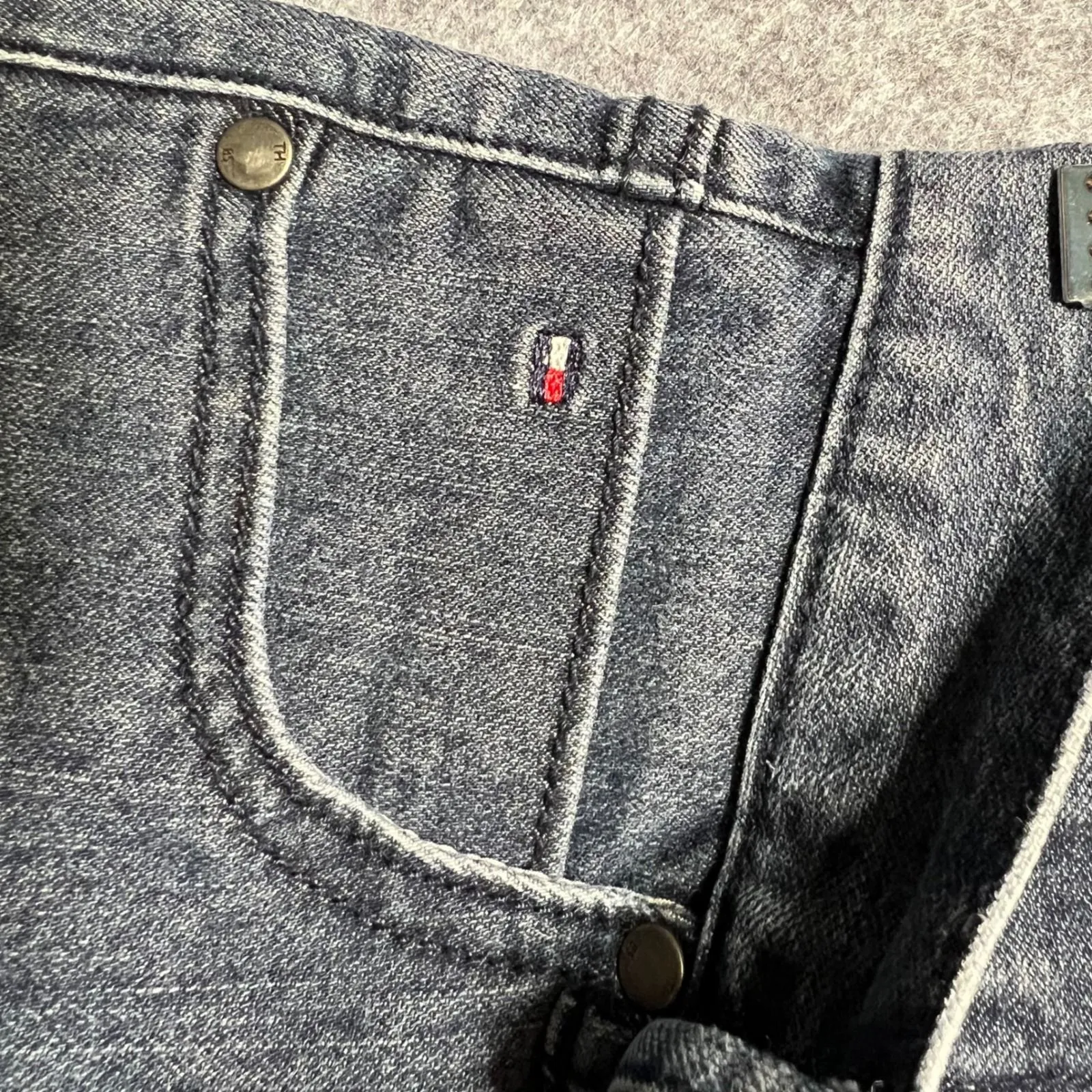 Tommy Hilfiger Women's Denim‎ Bermuda Shorts Size 14 Mid Rise Distressed Wash 6" - Image 9