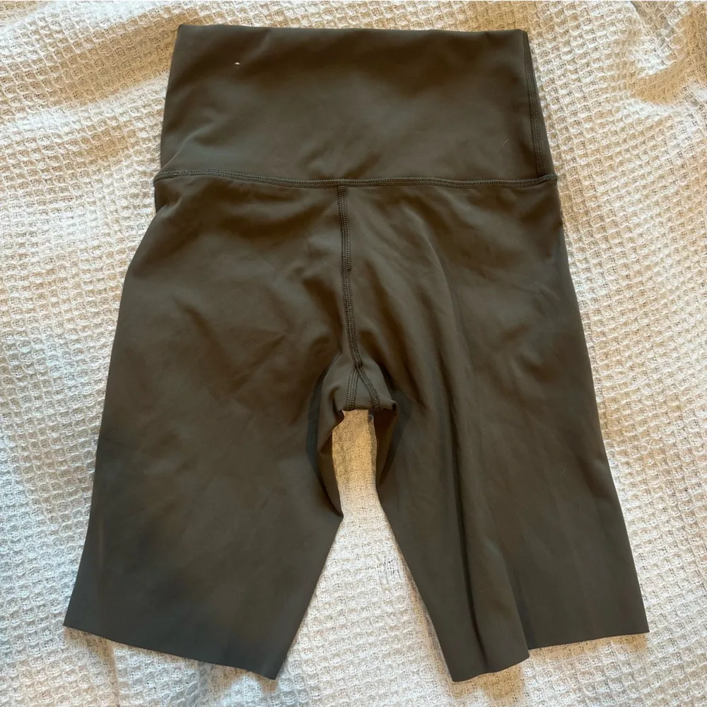 Offline by Aerie Women’s grey Goals Hi Rise 9” Bike Shorts Size Small - Image 2