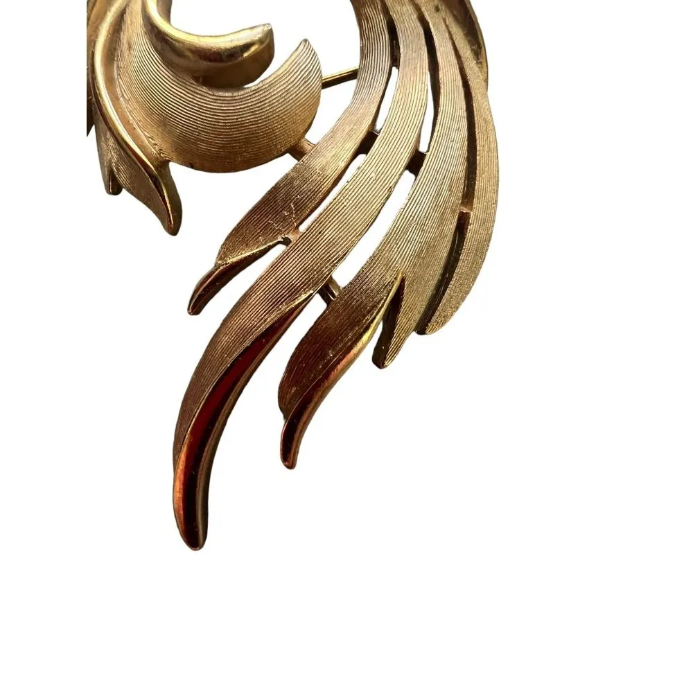 Vintage 50s Crown Trifari Pin Brooch Textured Gold Tone Swirl 2" x 1.5" - Image 3