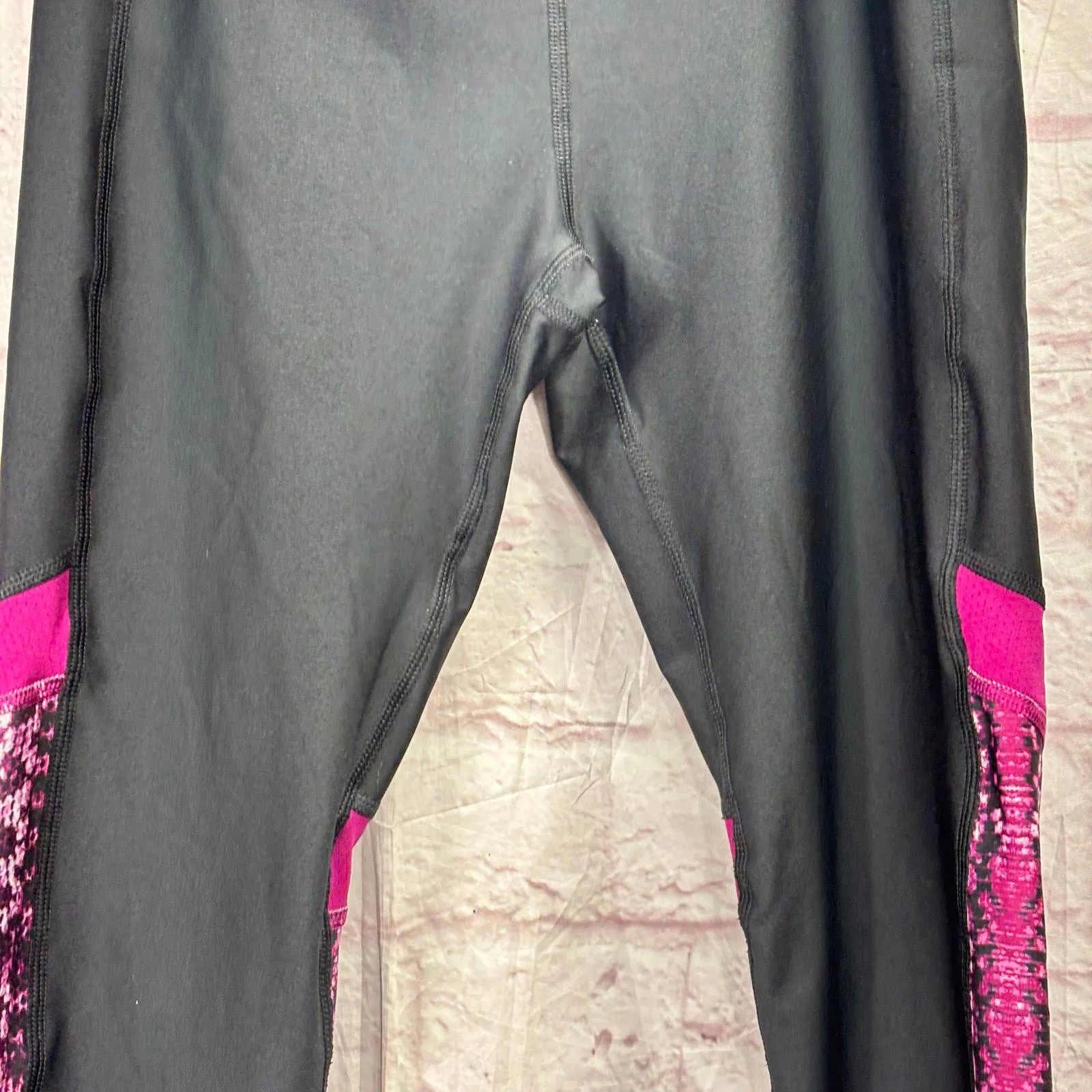 Under Armour Women's Black & Pink Patterned Athletic Leggings Size Medium - Image 3