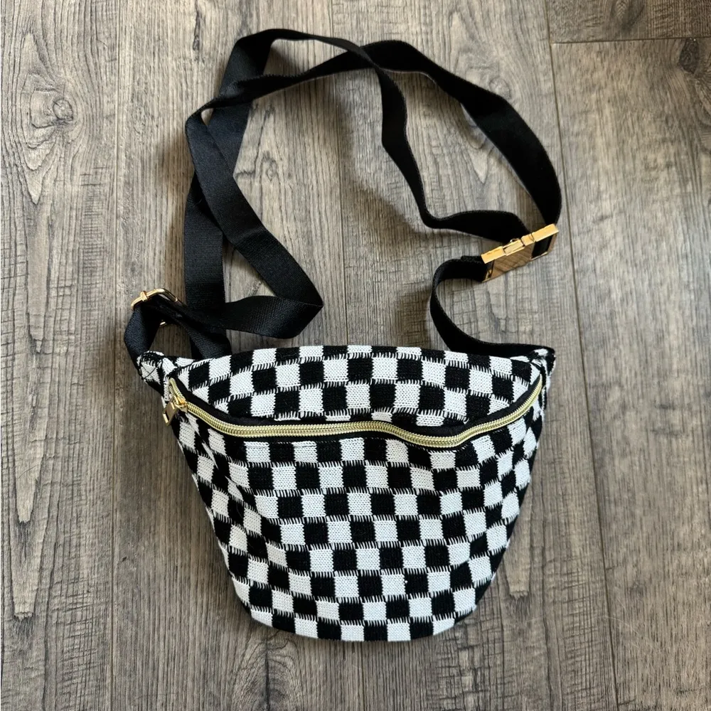 Pink Lily Checkered Crossbody Bag - Image 3