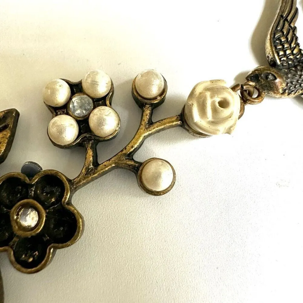 Faux pearl brass tone flower necklace - Image 9
