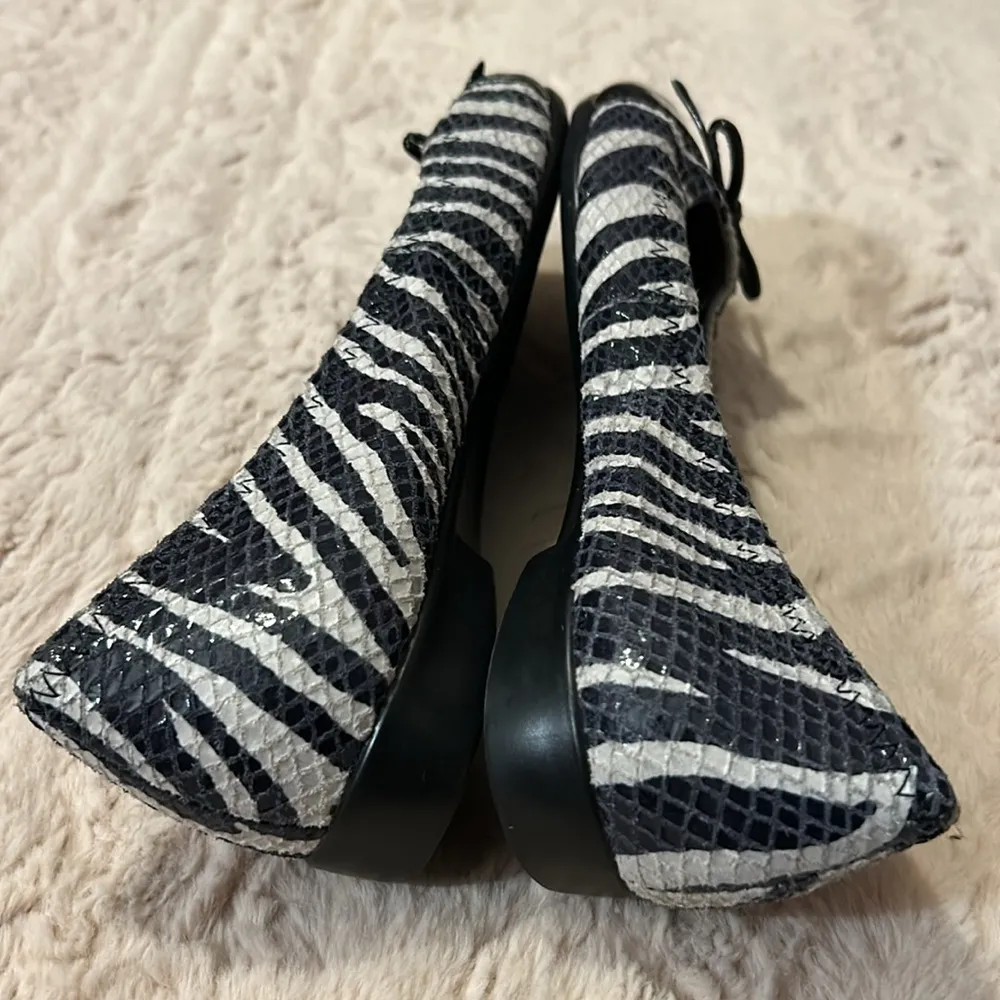 Size 6.5 shoes • - Image 4