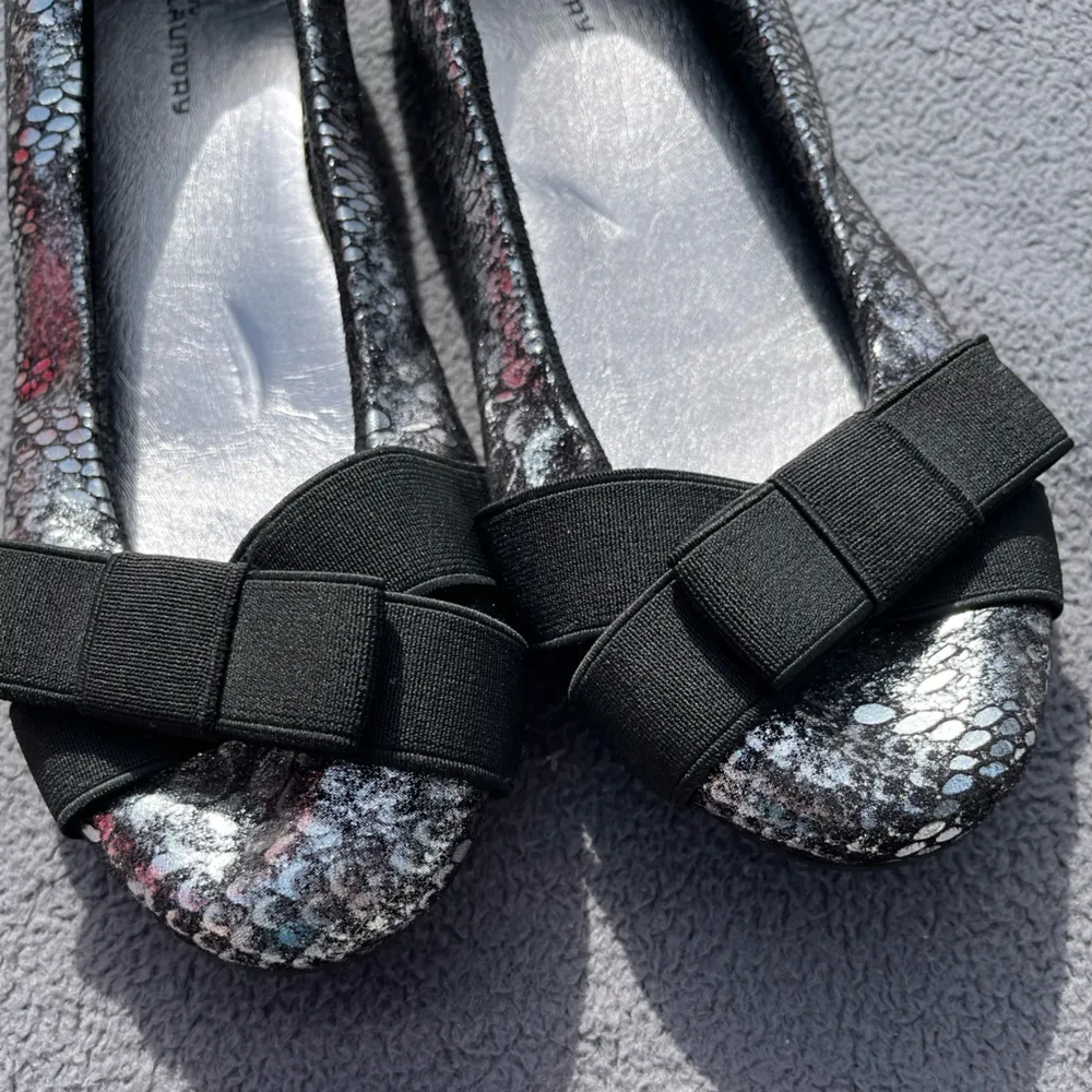 Size 10 Black and Silver Women's Flats by Laundry - Image 3