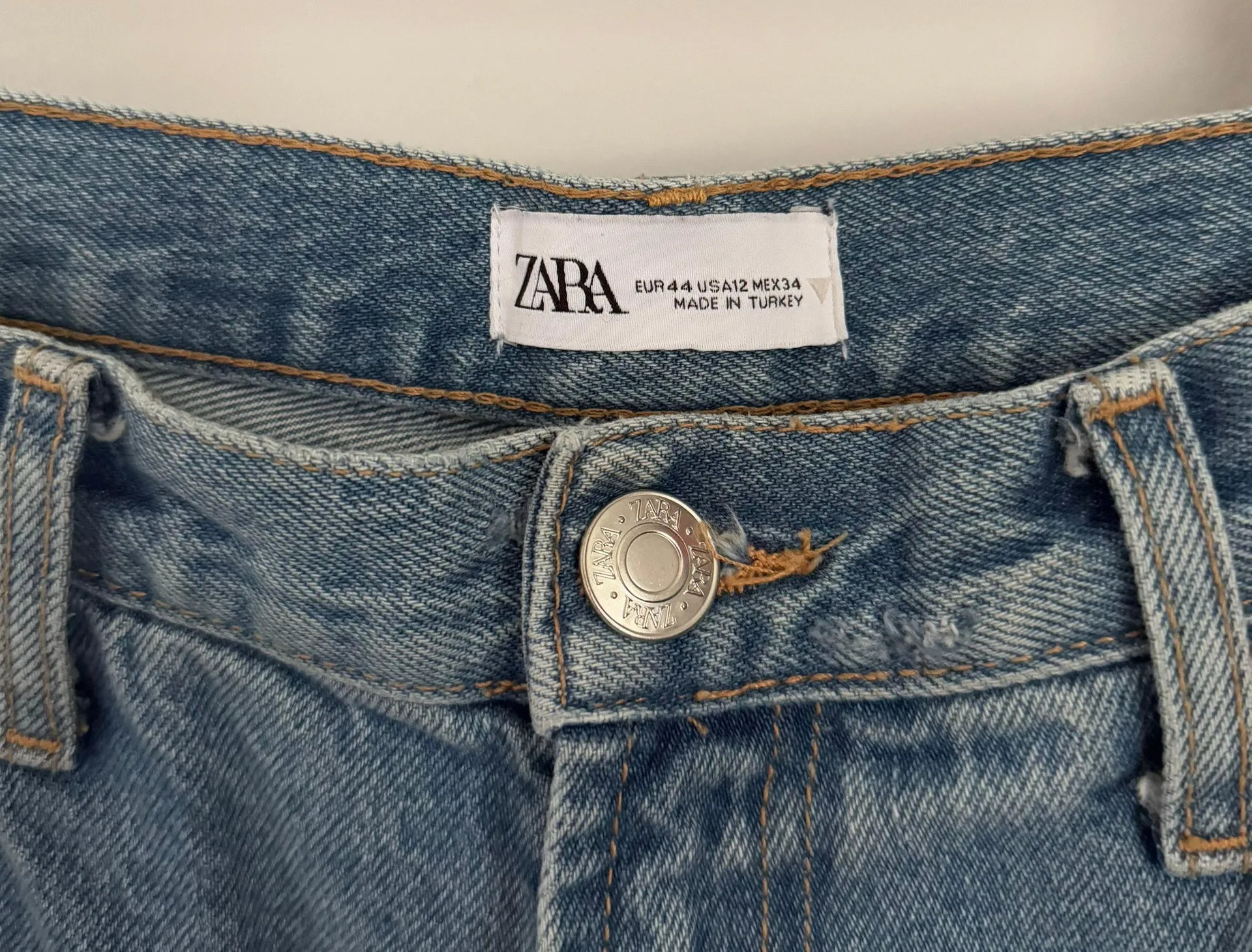 12 Straight High Waist Jeans Light Wash Cut Off Fray - Image 4