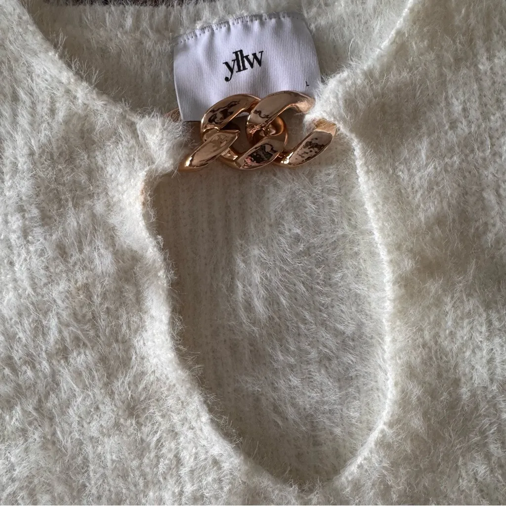 YLLW Fuzzy Keyhole Sweater Size L - Image 6