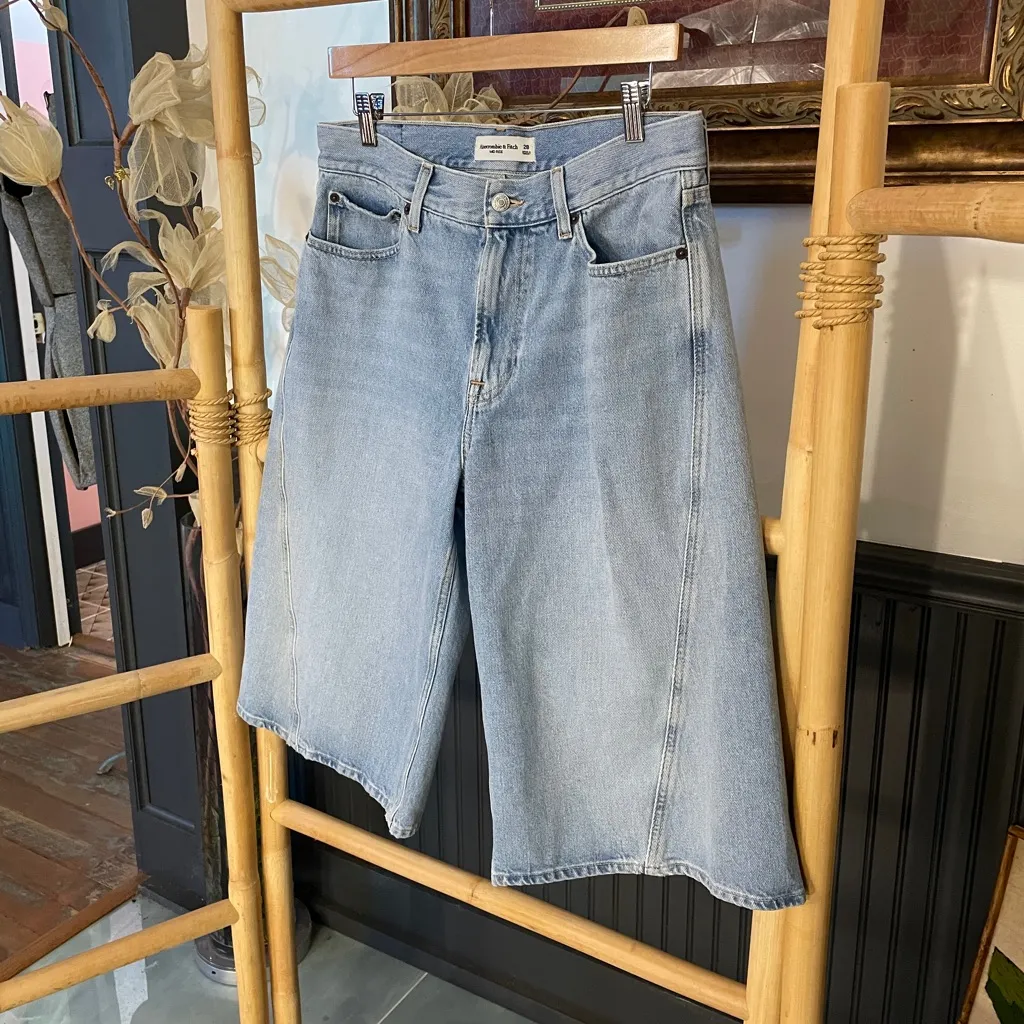 Abercrombie & Fitch Baggy Light Denim Mid Rise Loose Bermuda Shorts - Sz 28 💛🎀 - Image 2