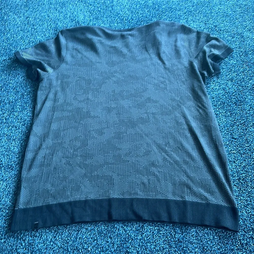 Lululemon Swiftly Breathe Short Sleeve Camo
Vented Camo Black / Asphalt Grey - Image 4