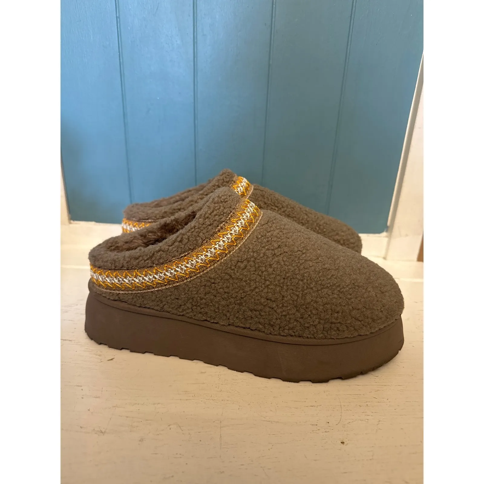 Streetwear Society Women's Brown Fleece Platform Mules Slippers Size 9 - Image 4