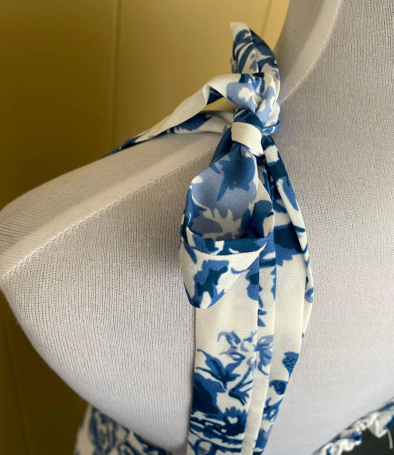 women XS floral print maxi dress w/tie spaghetti straps blue & white - Image 7