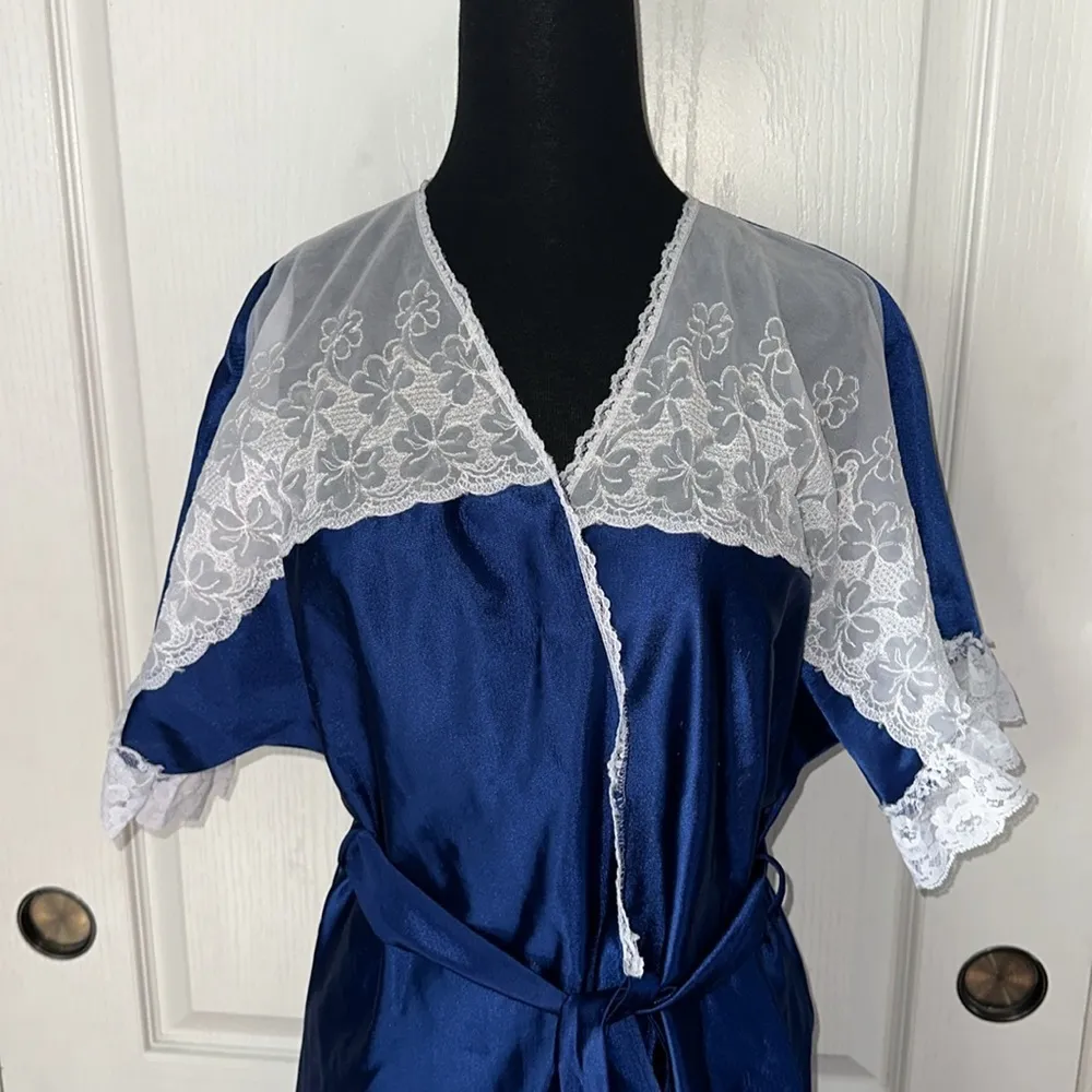 VINTAGE BLUE POLYESTER WHITE LACE HOUSEWIFE ROBE Size M - Image 2