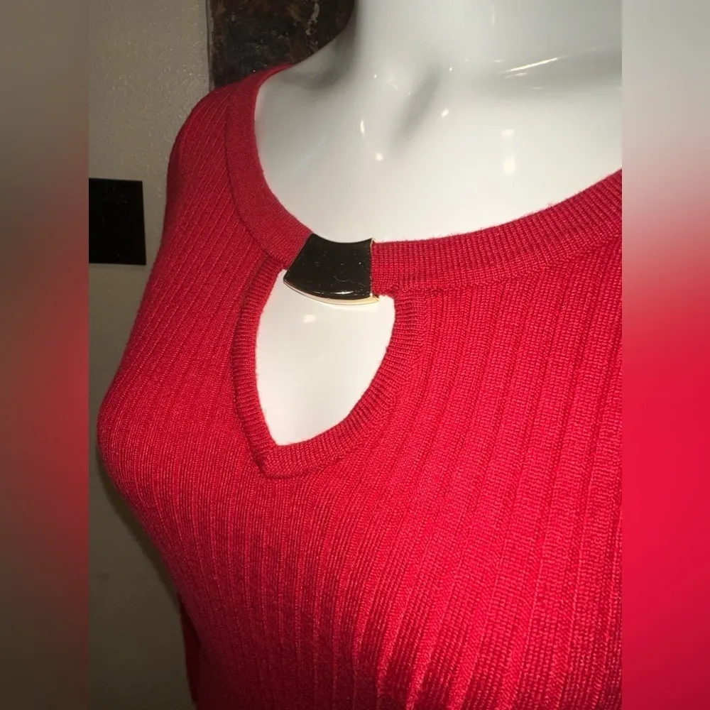 EUC XOXO red ribbed sweater with shoulder cut off and gold buckle front Sz XL - Image 5