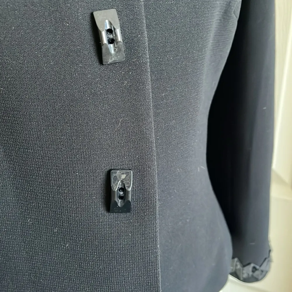 Tahari Women’s Black Blazer Shoulder Pads Embroidered Mock Collar Snap Closuredb - Image 4