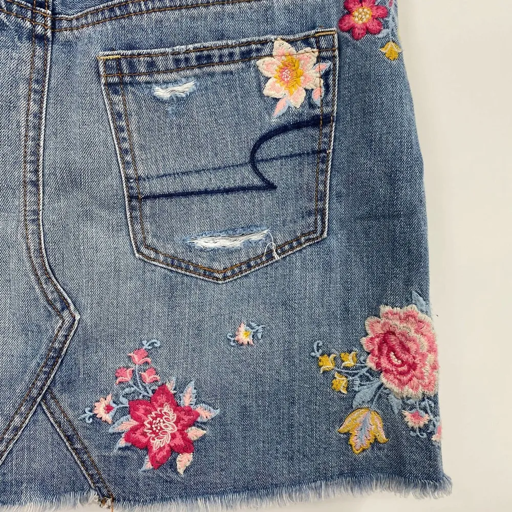 American Eagle Embroidered Floral Denim Jean Mini Skirt Button Fly NEW Womens 4 - Image 5