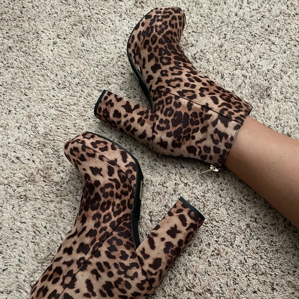 NEW TheseThree boutique Ankle leopard print booties Size 8 - Image 3