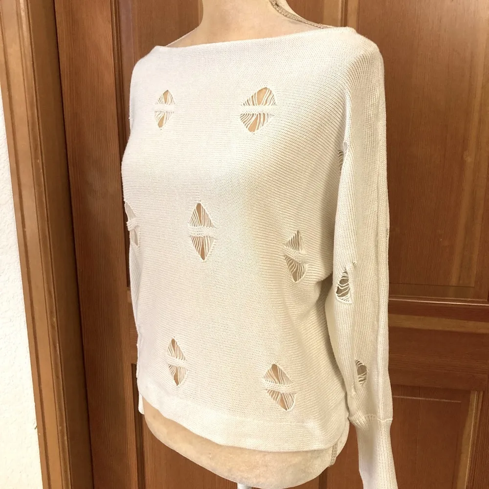 NWT Lavishly Paris Hollow Out Sweater. Size Small - Image 4