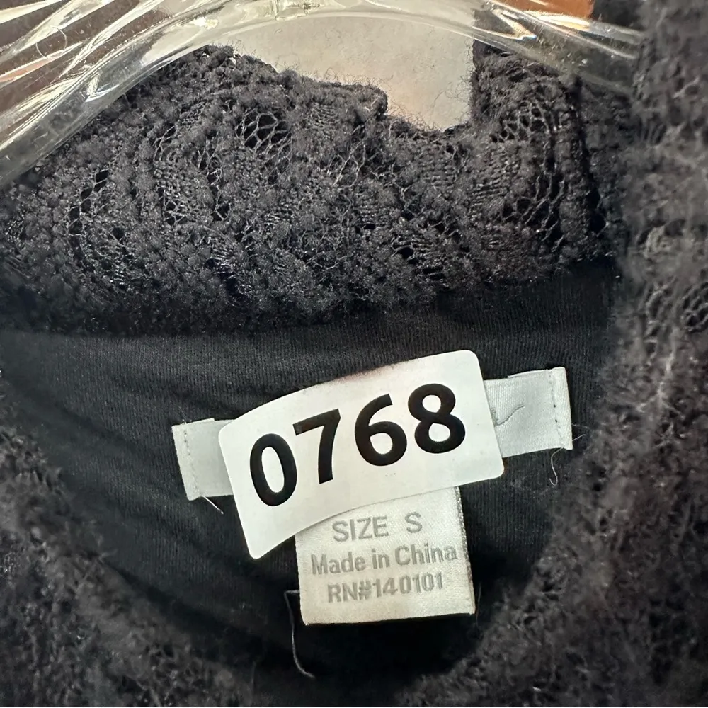 Glamorous Sleeveless Cropped High Neck Crop Top Lace Small Black - Image 9