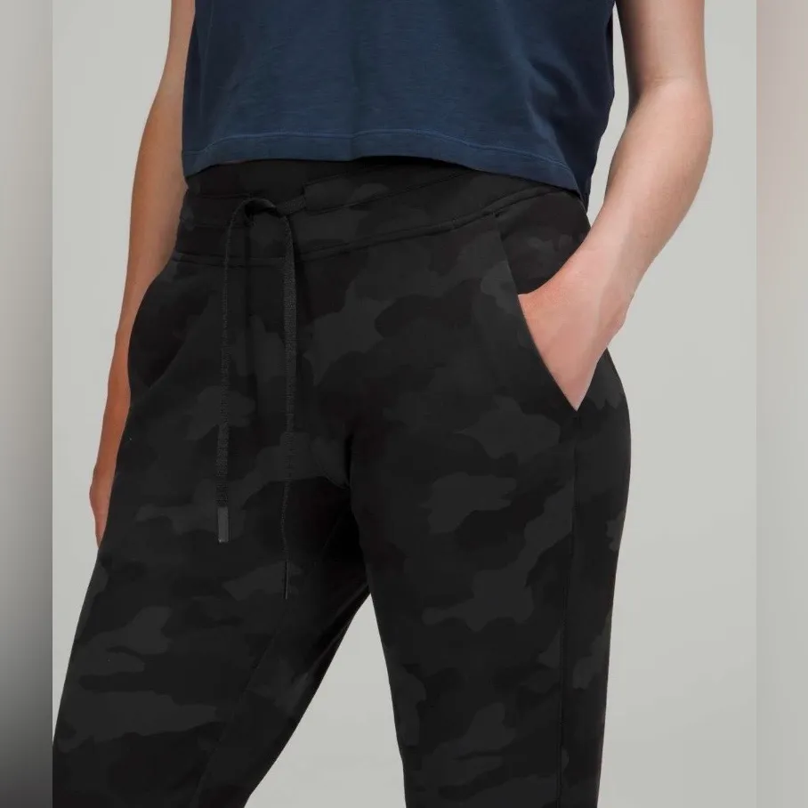 Lululemon Ready to Rulu Jogger Pant Crop Heritage 365 Camo Deep Coal Size 4 - Image 4