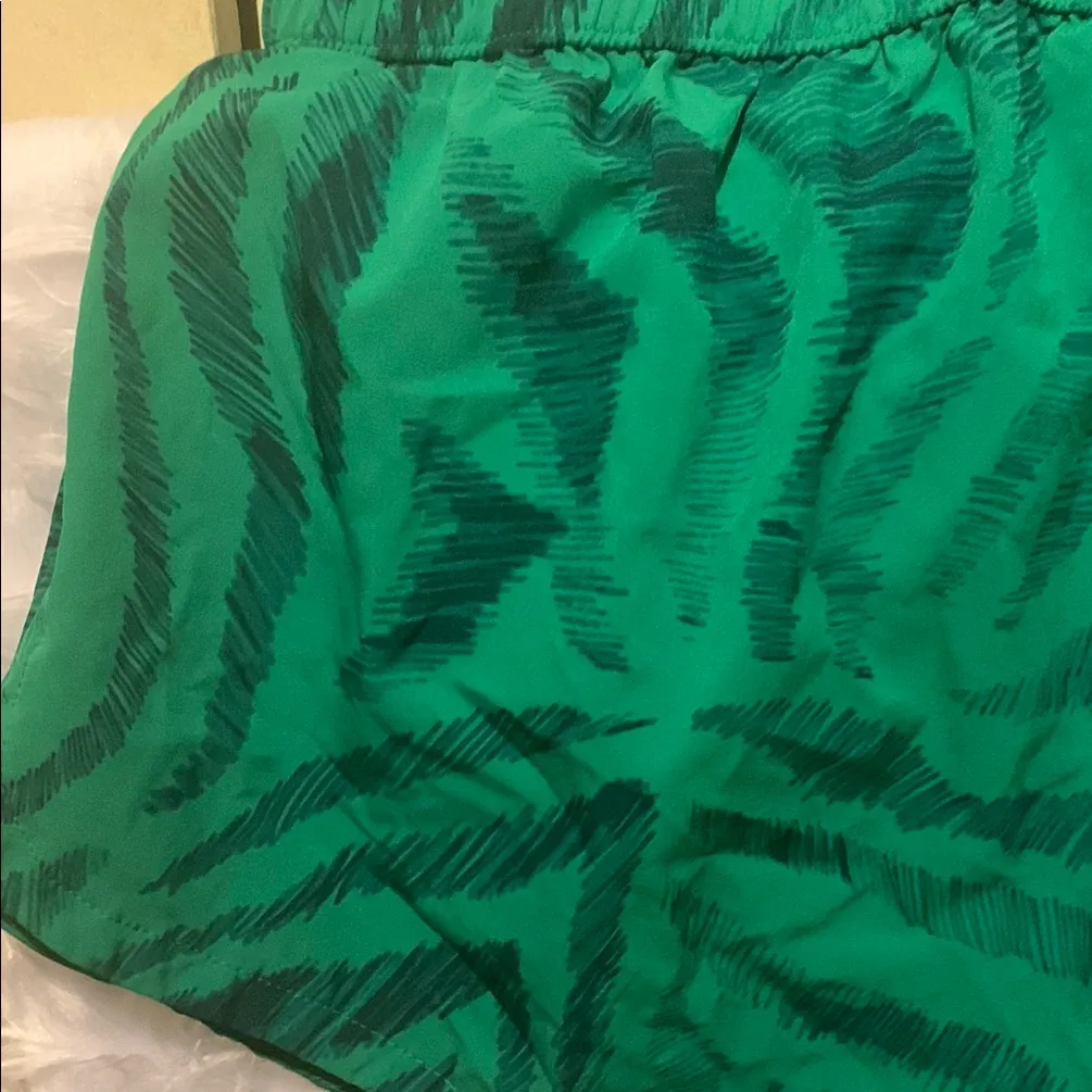 DSG Green Patterned‎ Athletic Shorts Size L - Image 4