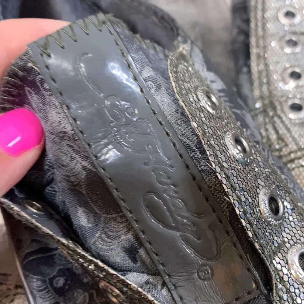 Vintage Ed Hardy Low Top Sneakers in Silver Glitter Snakeskin Print Size 6 - Image 7