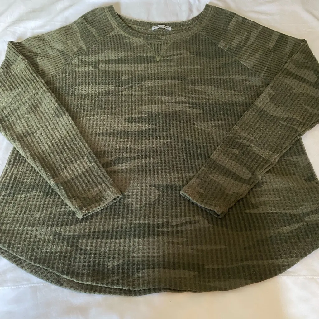 Sweet Romeo Women’s Green Camouflage Long Sleeve Top size L - Image 2