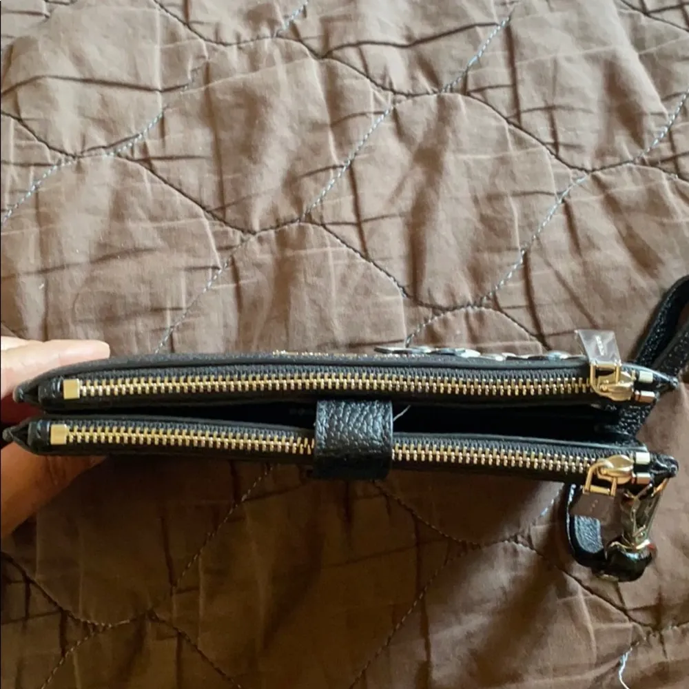 Michael Kors Multi Function Wallet/Cell Phone Case - Image 5