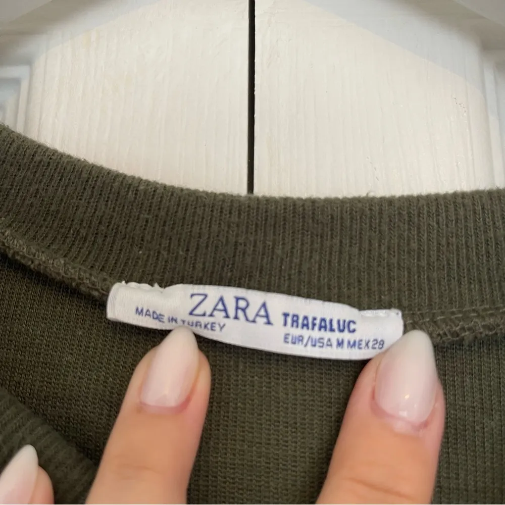 Zara women’s dark green cropped crew neck sweatshirt size medium - Image 3