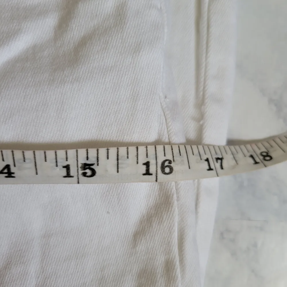 Refuge white distressed cropped jeans size 4 - Image 8