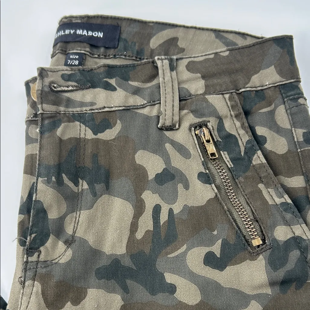 Ashley Mason Men's Green Camouflage Cargo Pants - Image 3
