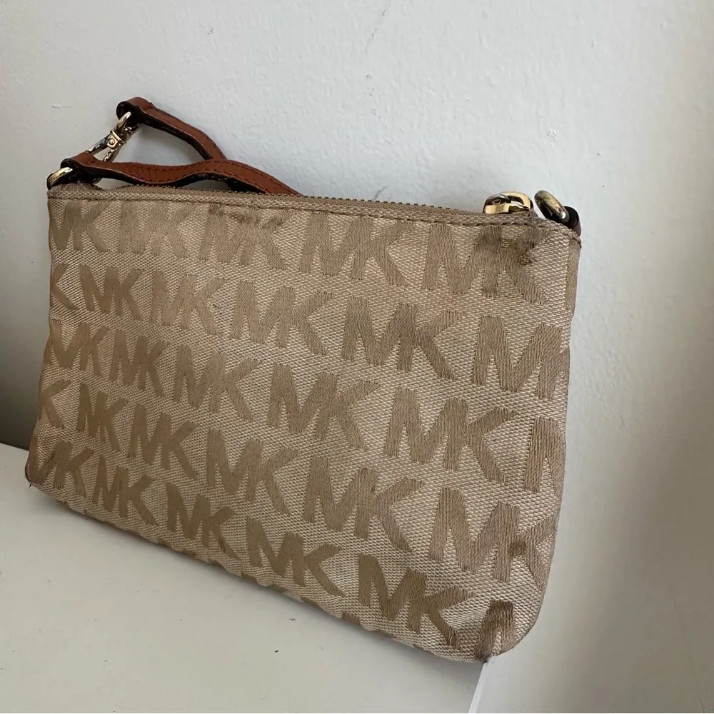 Michael Kors  Logo Wristlet Beige - Image 5