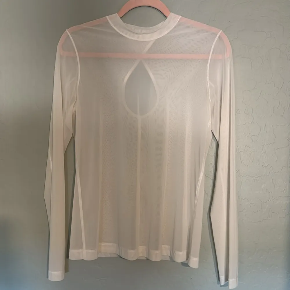 Lululemon Key hole mesh long sleeve shirt white size 4 - Image 3