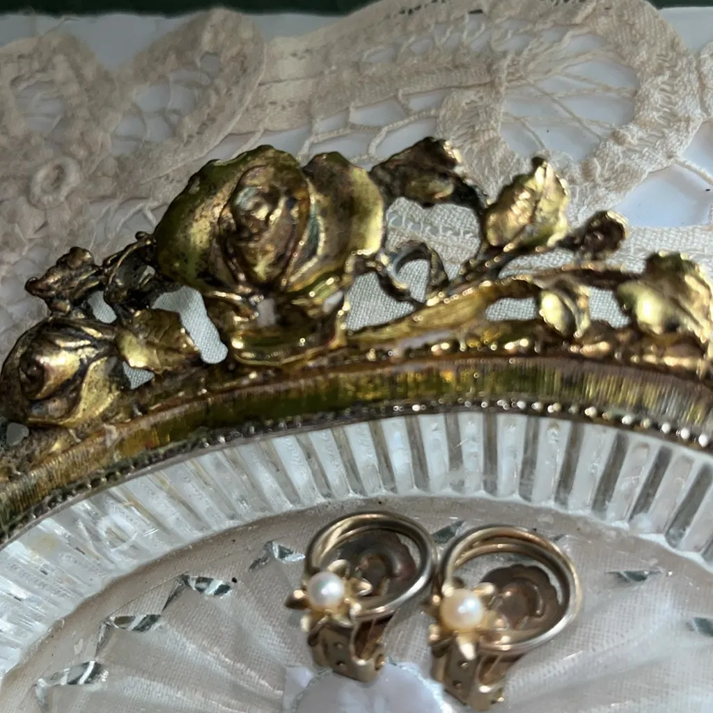 Vintage clip on faux pearl earrings • flower design • vintage Gatsby wedding - Image 2