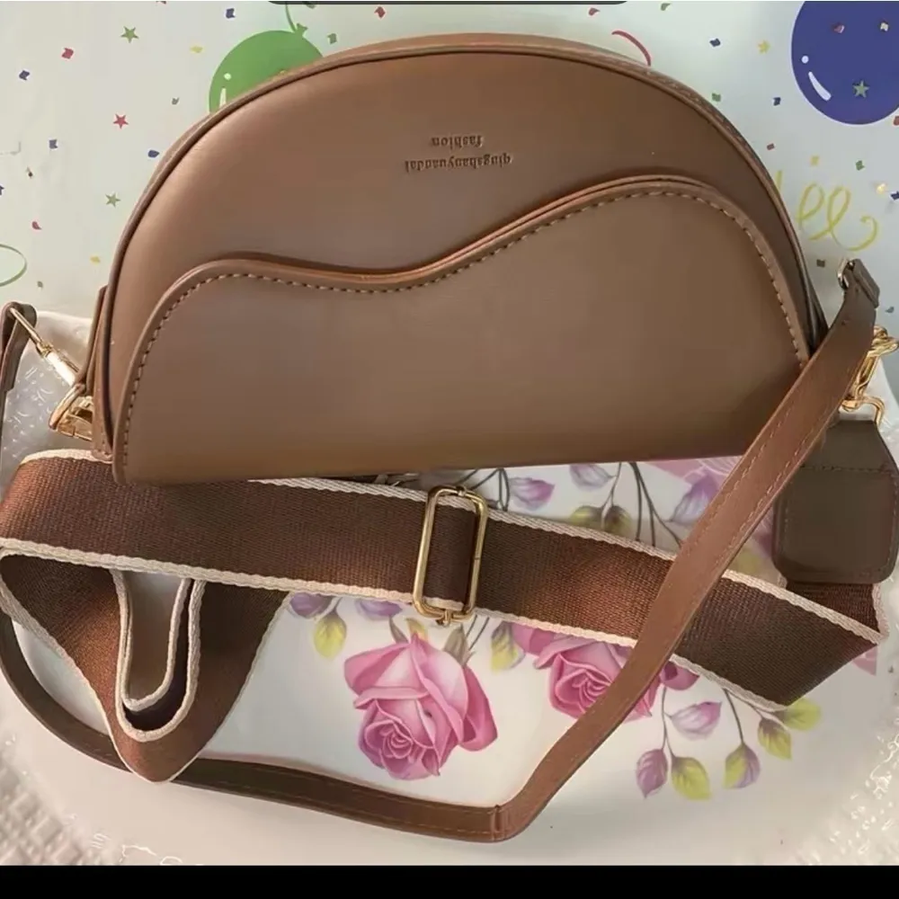 Unisex Brown Saddle Bag / camera bag with Wide Strap crossbody - Image 9