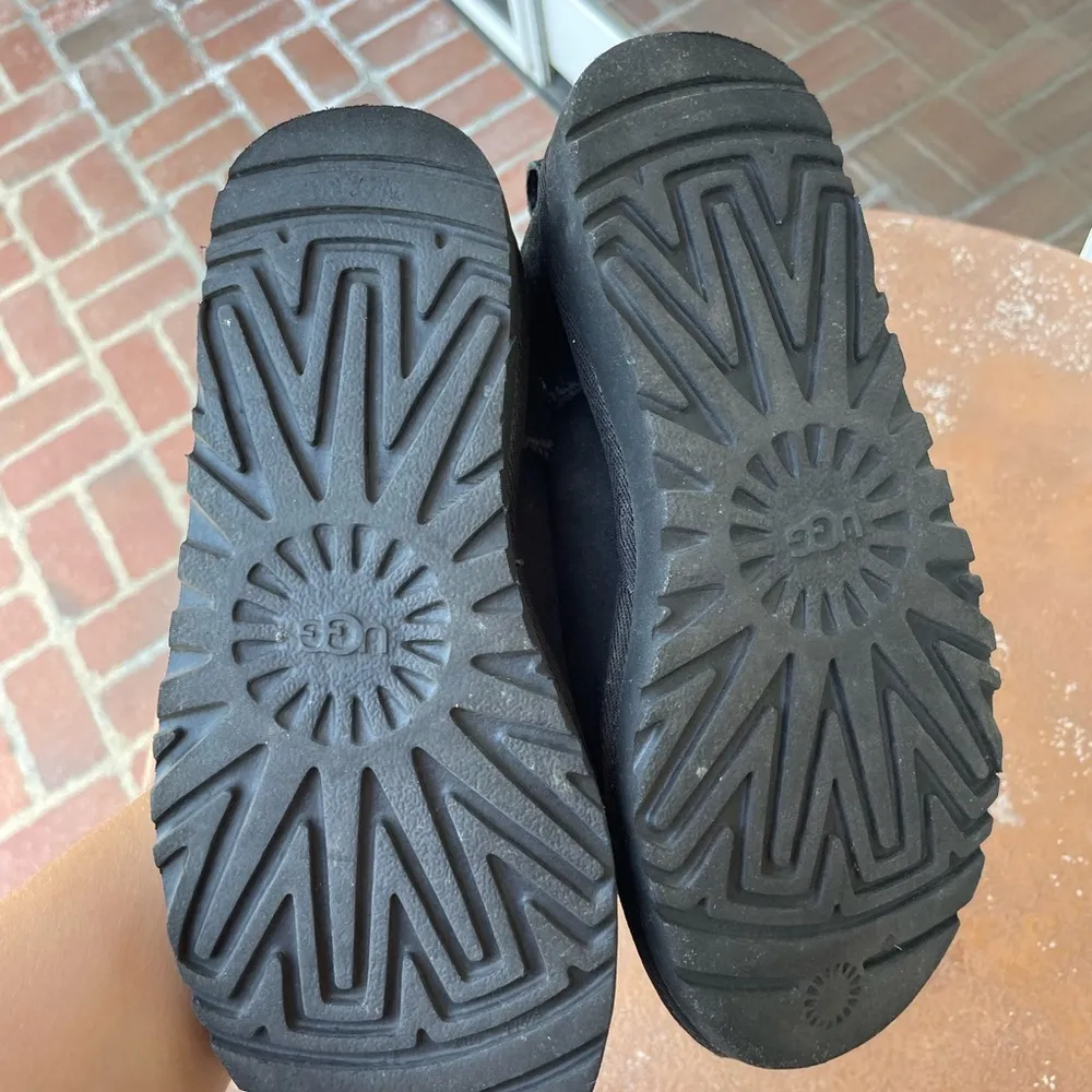 Ugg ultra mini black sz 5 women 
In great condition - Image 2