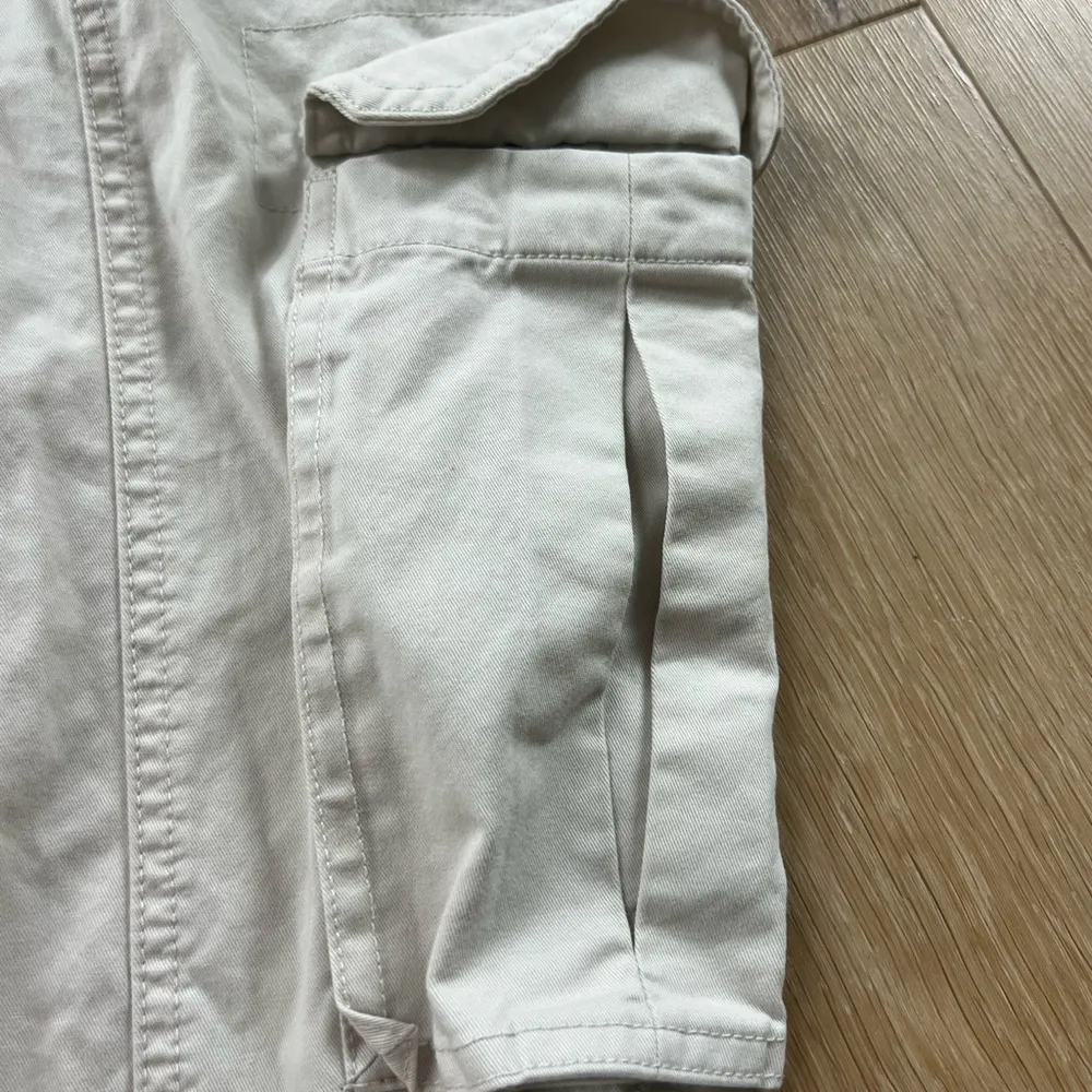 Abercrombie & Fitch women’s Tan Cargo Pants - Image 2