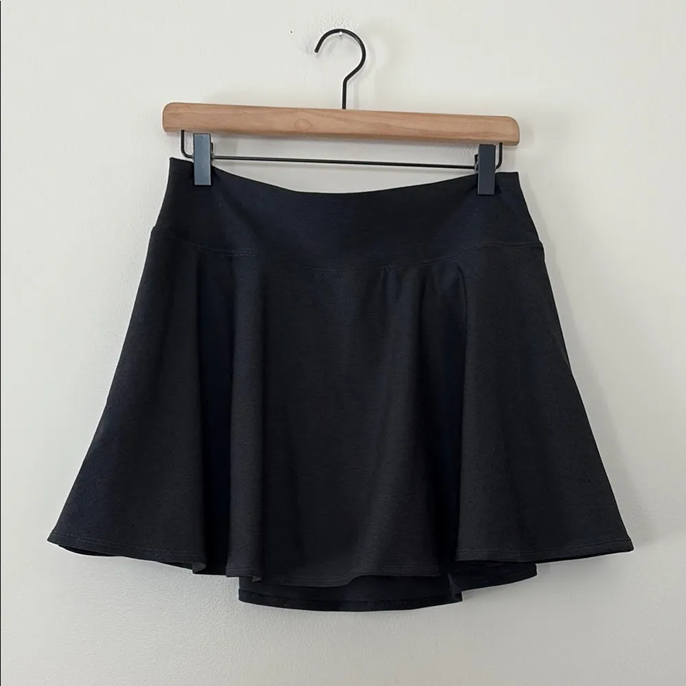 Old Navy Extra High-Waisted Cloud+ Skort with Biker Shorts Black Size L - Image 2