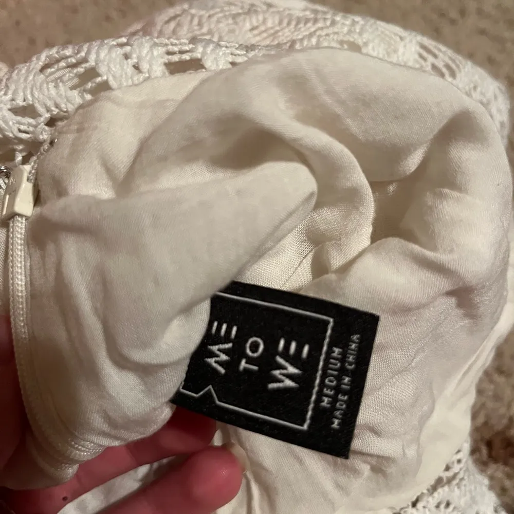 Cream lace spaghetti strap romper with cut out front never worn - Image 6