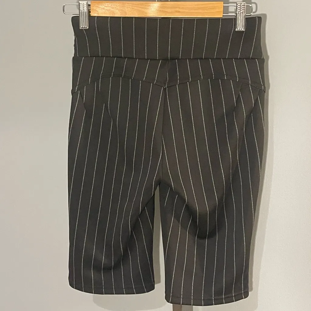 Shosho black pinstripe Bermuda shorts woman’s size small EUC - Image 3