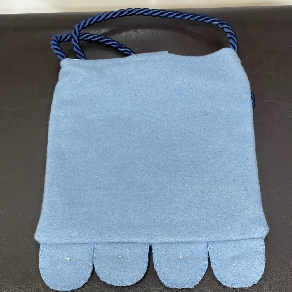 Cute handmade purse with appliqué floral with lining and pocket inside - Image 3